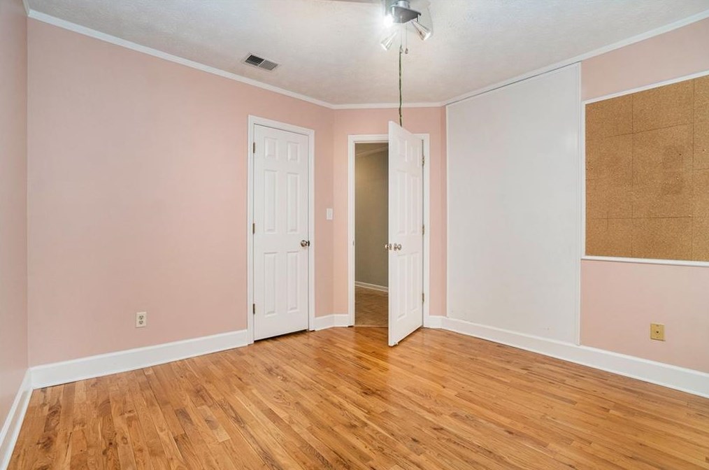 1067 Ashbury Dr, Decatur GA  30030-4171 exterior