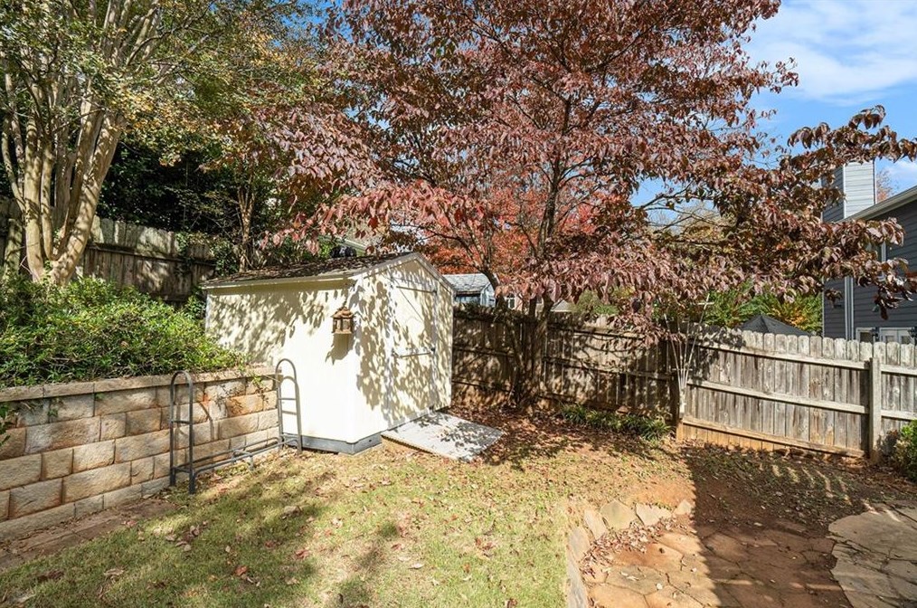 1067 Ashbury Dr, Decatur GA  30030-4171 exterior