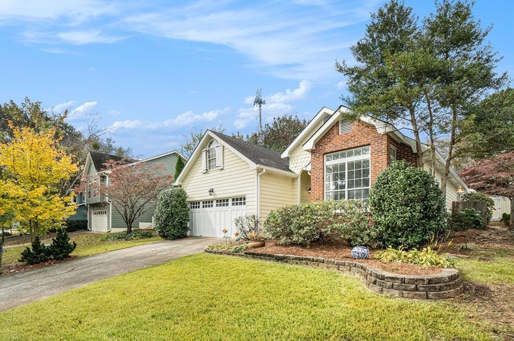 1067 Ashbury Dr, Decatur GA  30030-4171 exterior