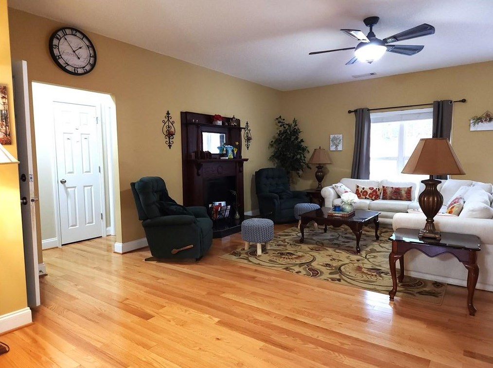 427 Chateau Dr, Lavonia, GA 30553