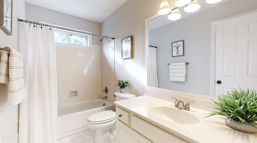 1470 Crescent Walk, Decatur GA  30033-2401 exterior