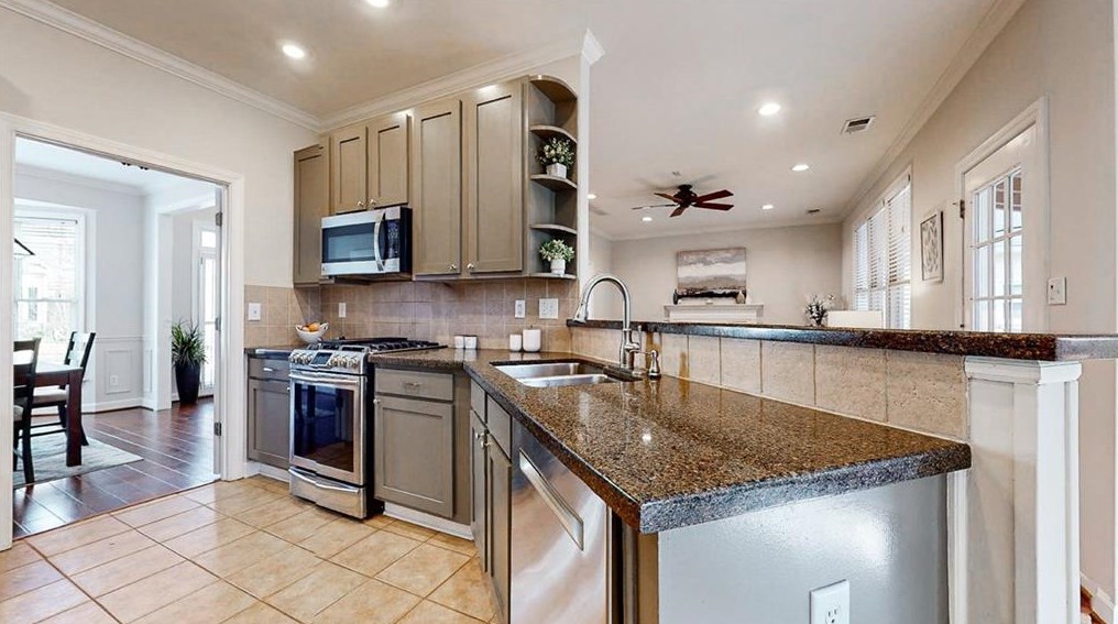 1470 Crescent Walk, Decatur GA  30033-2401 exterior