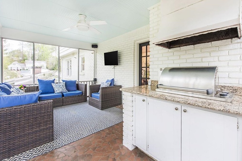 6250 Weatherly Dr, Atlanta GA  30328-3630 exterior