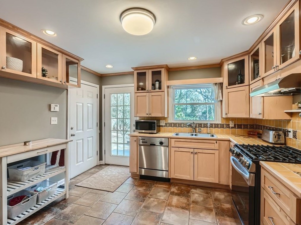 1197 Mclendon Dr, Decatur GA  30033-3925 exterior