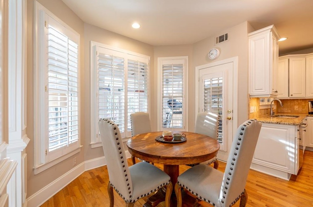 3 Village Walk Dr, Decatur GA  30030-2685 exterior