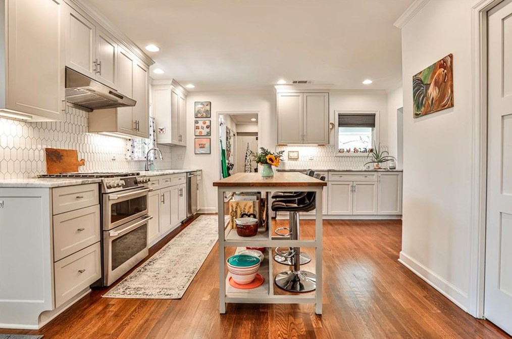 2617 Woodridge Dr, Decatur GA  30033-4844 exterior