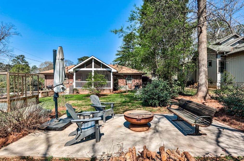 2617 Woodridge Dr, Decatur GA  30033-4844 exterior