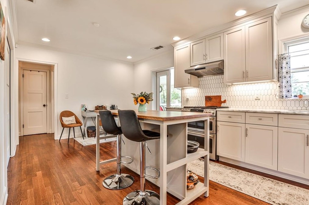 2617 Woodridge Dr, Decatur GA  30033-4844 exterior