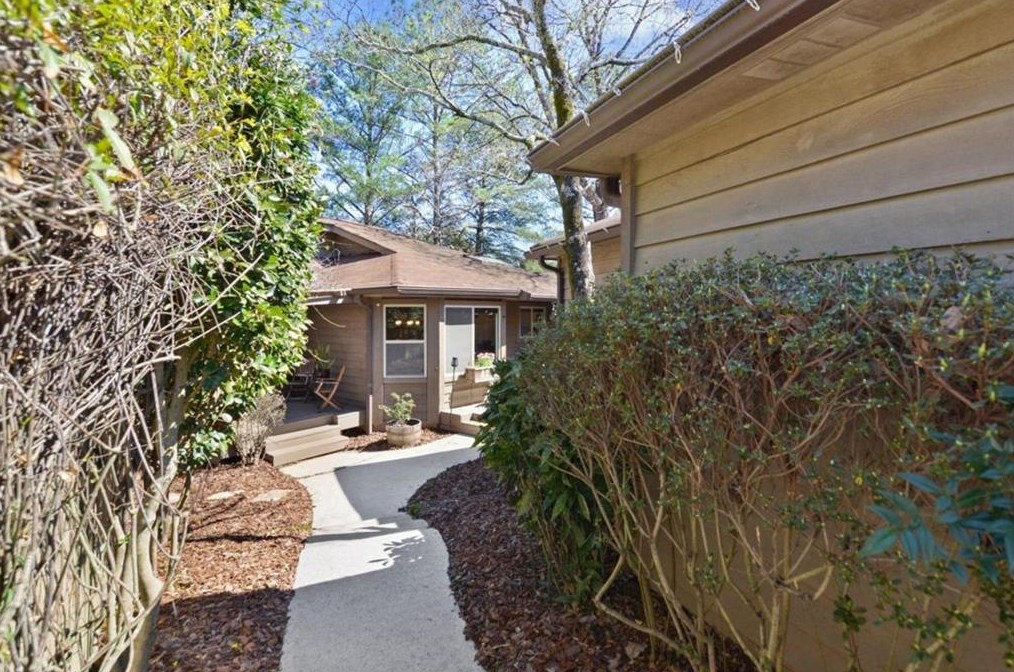 535 Putters Ct, Alpharetta GA  30022-5367 exterior