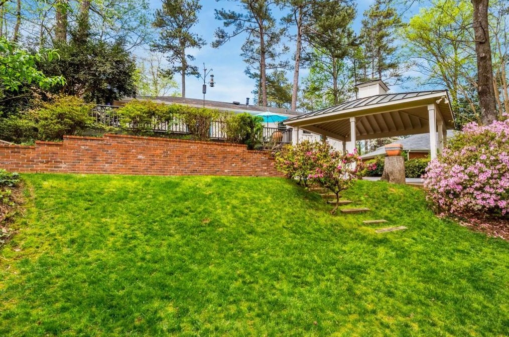 347 Old Ivy Rd, Atlanta GA  30342-4545 exterior