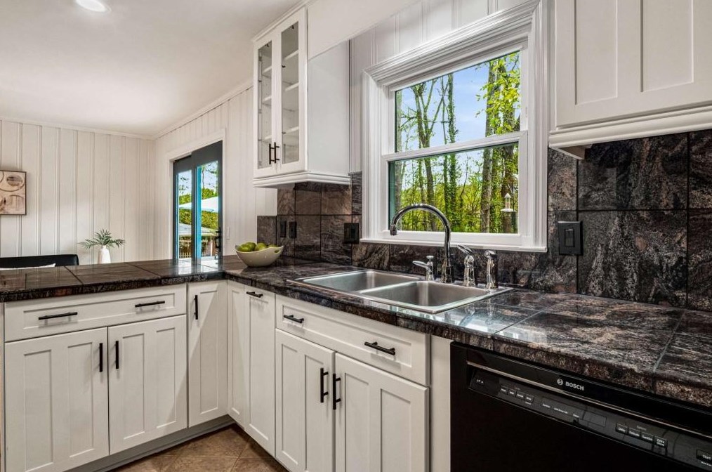347 Old Ivy Rd, Atlanta GA  30342-4545 exterior