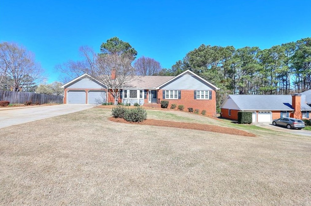 1035 Lakeridge Ct, Grayson, GA 30017-1180