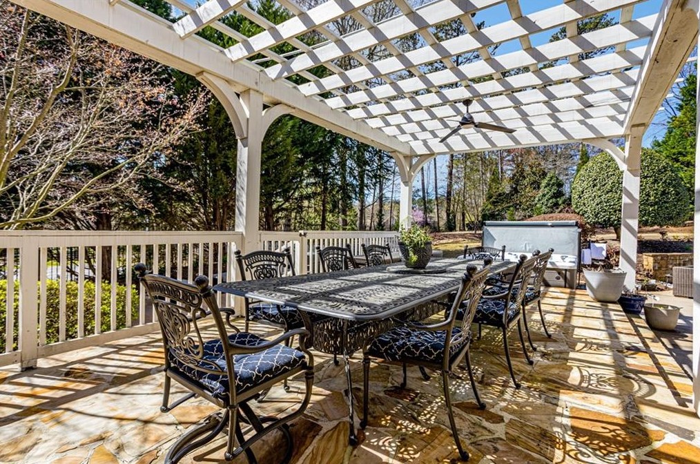 1238 Basnett Dr, Alpharetta GA  30004-0882 exterior