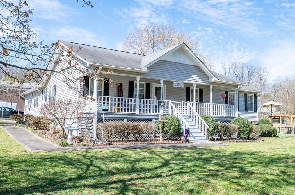 205 Blue Holly Dr, Calhoun, GA 30701-9135