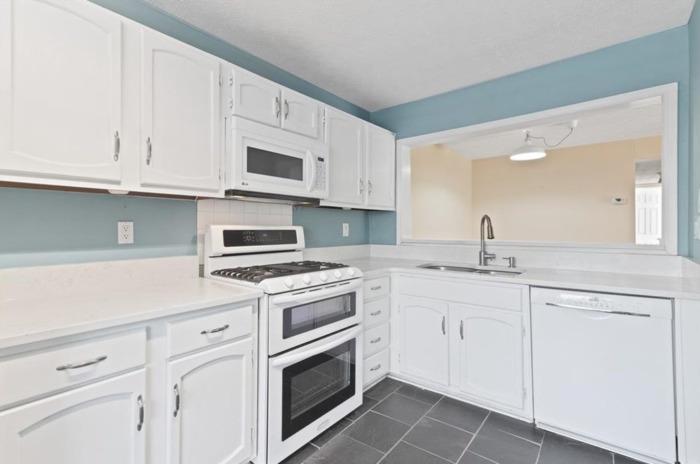 1305 Weatherstone Way, Atlanta GA  30324-4641 exterior