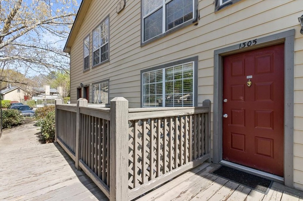 1305 Weatherstone Way, Atlanta GA  30324-4641 exterior