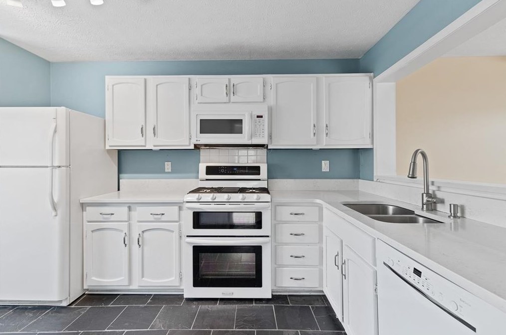 1305 Weatherstone Way, Atlanta GA  30324-4641 exterior