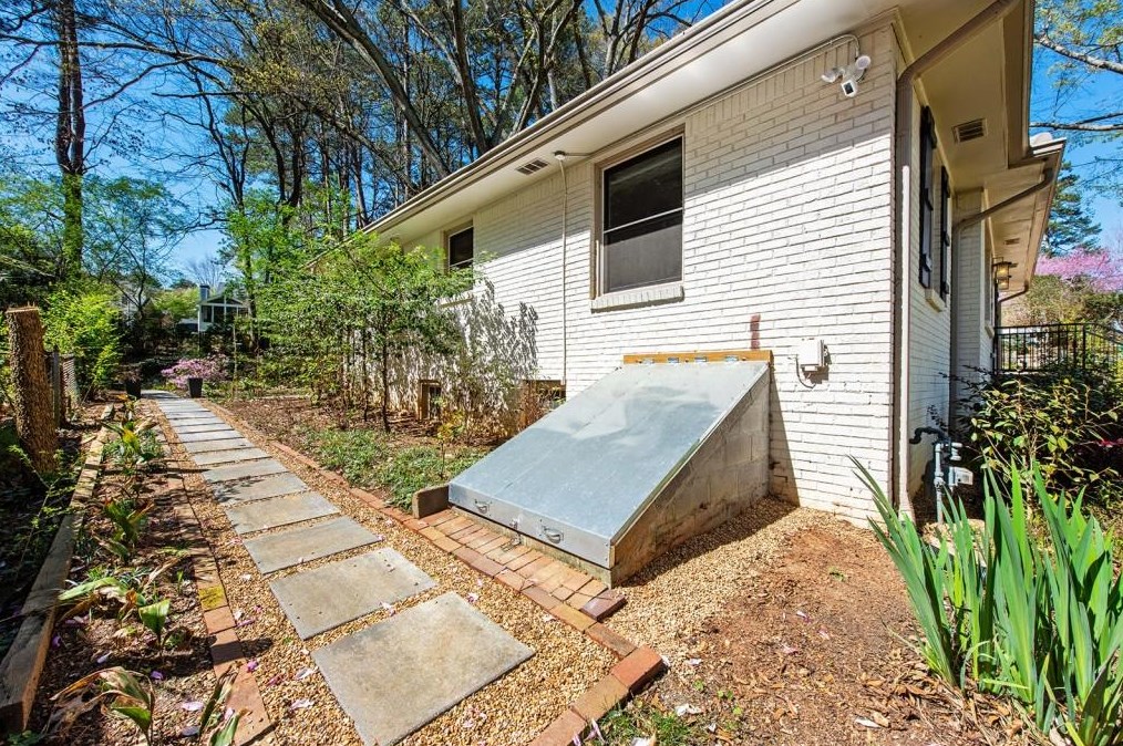 430 Bridlewood Cir, Decatur GA  30030-1617 exterior