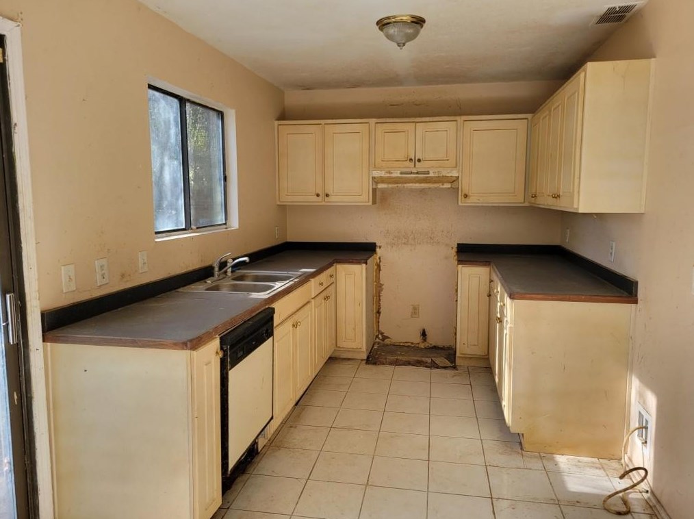 5469 Farmview Close, Stone Mountain, GA 30088