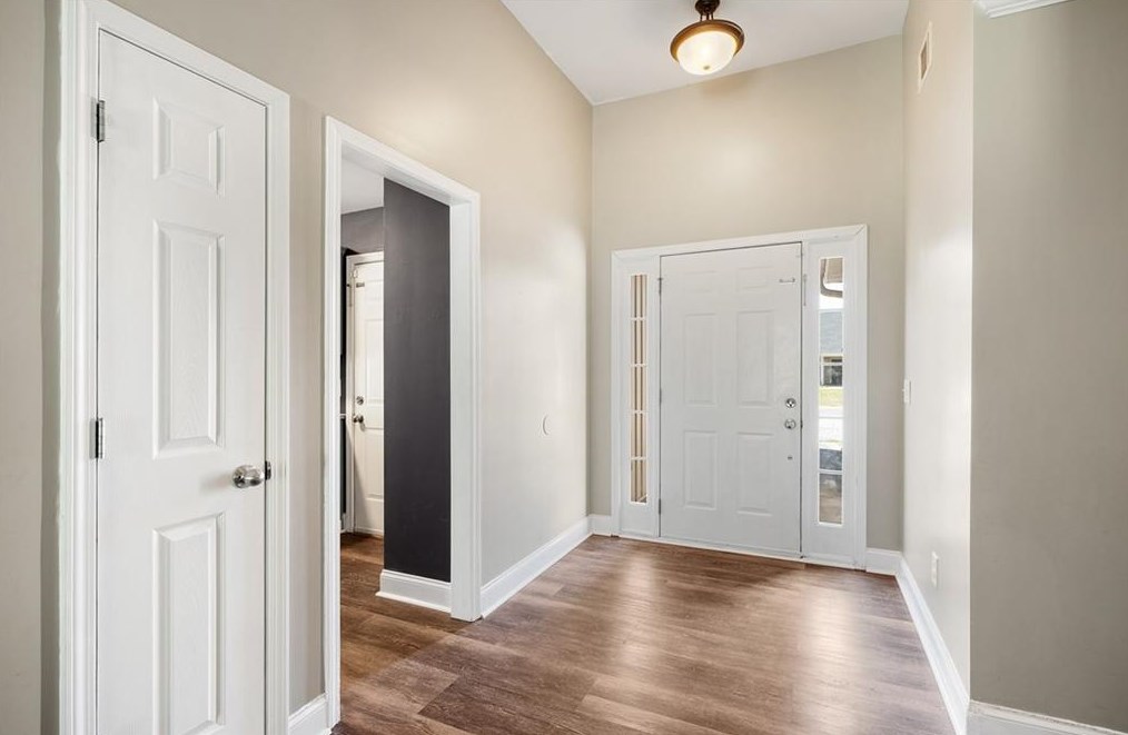 210 Lakecrest Cir, Calhoun, GA 30701-3565