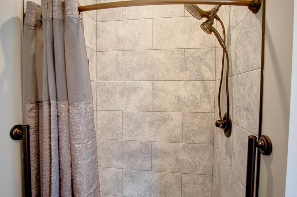 372 Peachtree Ln, Calhoun GA  30701-4388 exterior