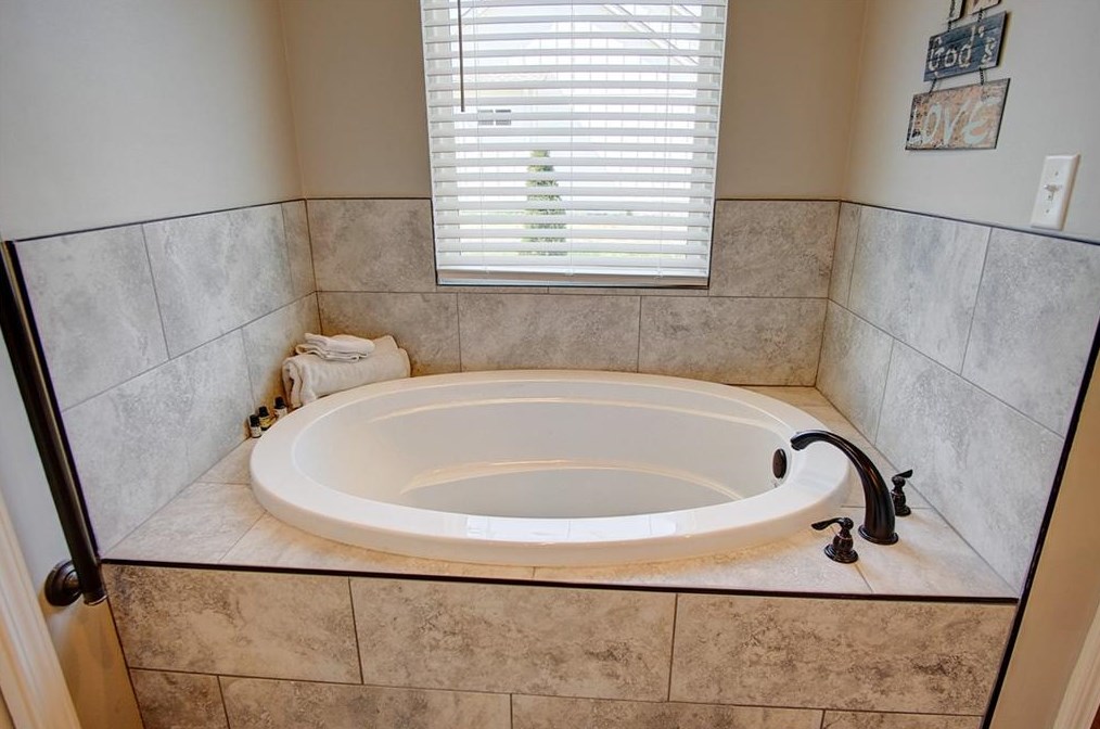 372 Peachtree Ln, Calhoun GA  30701-4388 exterior