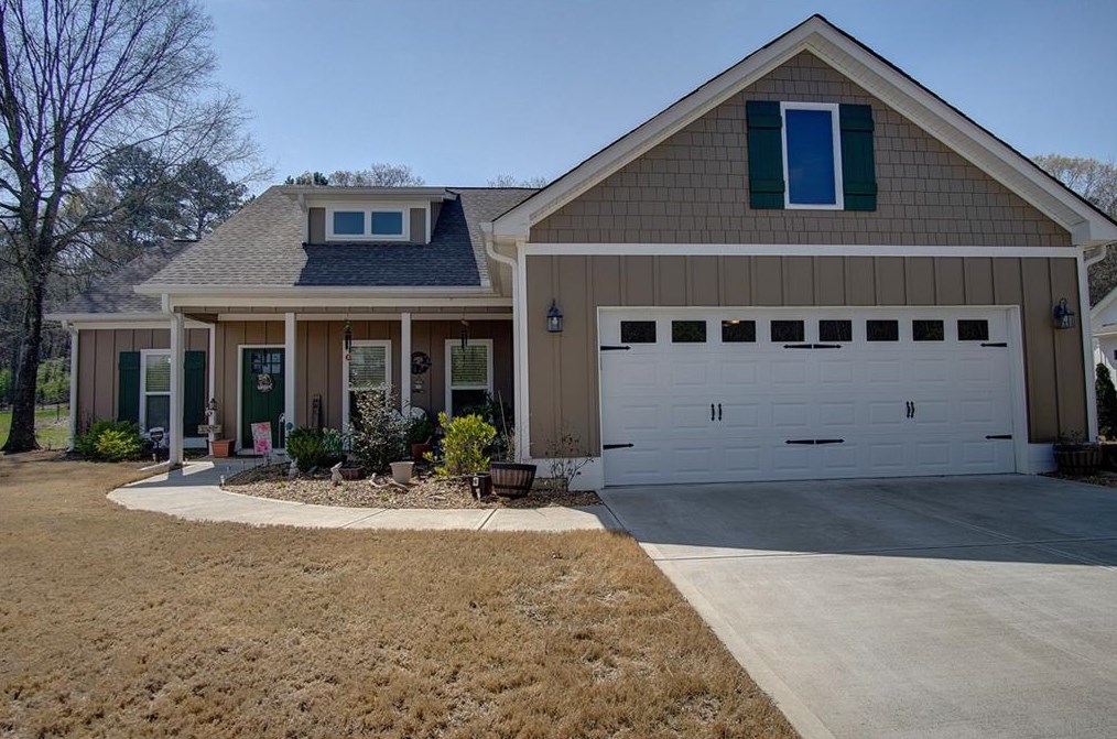 372 Peachtree Ln, Calhoun GA  30701-4388 exterior