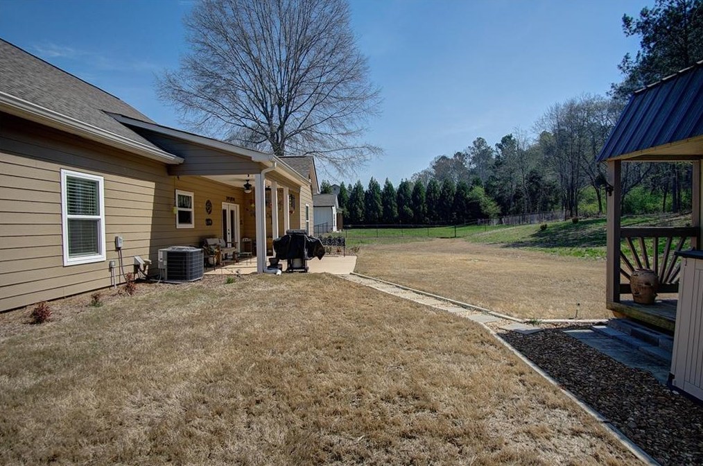 372 Peachtree Ln, Calhoun GA  30701-4388 exterior