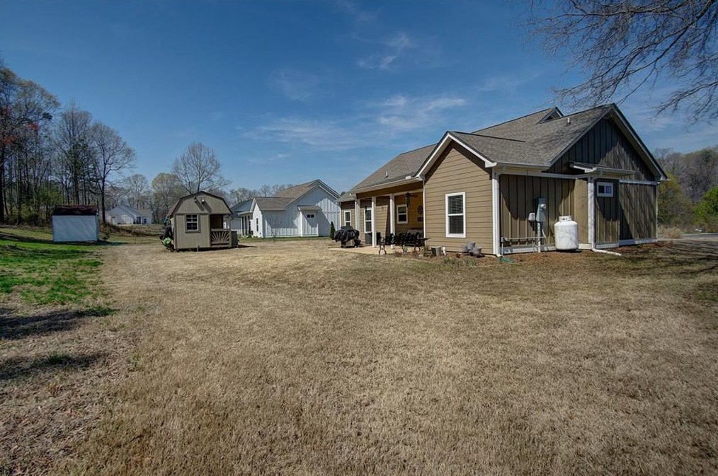 372 Peachtree Ln, Calhoun GA  30701-4388 exterior