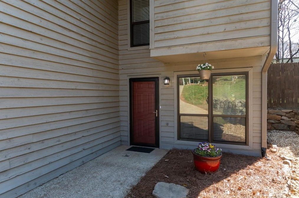 1000 Creatwood Cir, Smyrna GA  30080-8211 exterior
