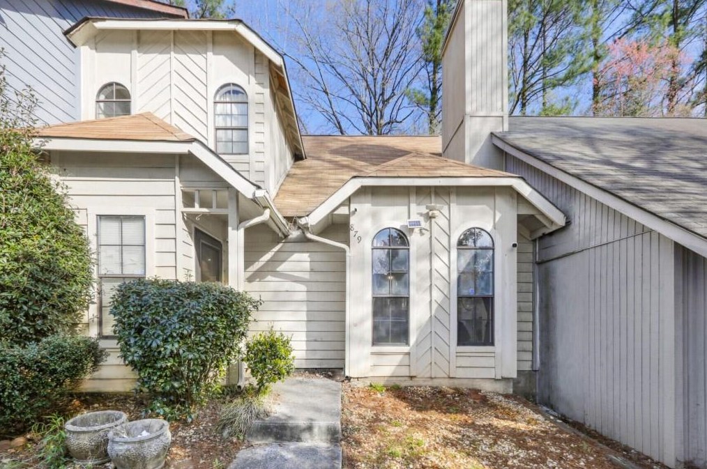 879 Brandy Oaks Ln, Stone Mountain, GA 30088