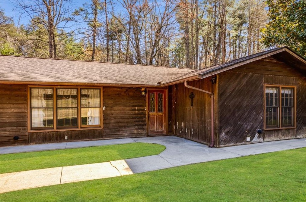 24 Pond Dr, Cleveland, GA 30528