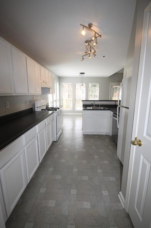 2765 Royal Blf, Decatur GA  30030-5302 exterior