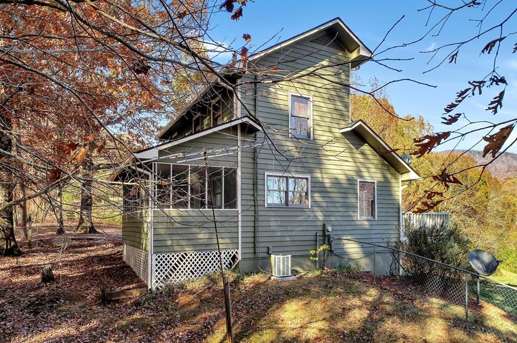 124 Vly Vw Dr, Cleveland, GA 30528