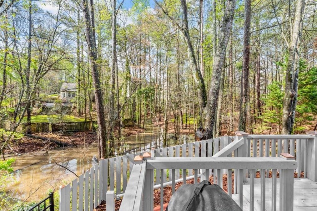 5035 Bridges Dr, Alpharetta GA  30022-6670 exterior