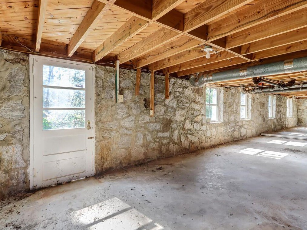 2121 Trailmark Dr, Decatur GA  30033-1933 exterior