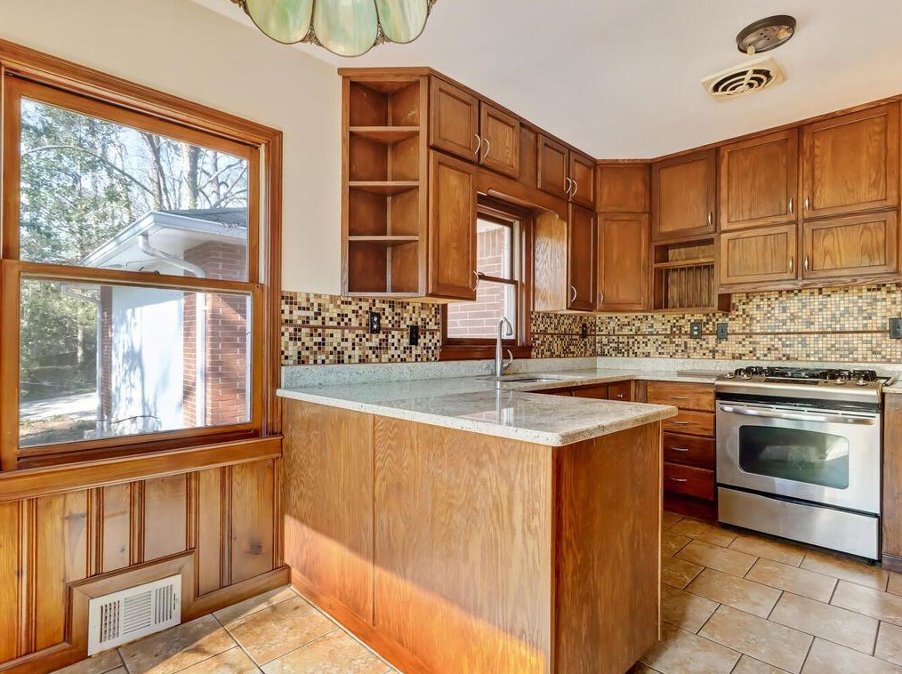 2121 Trailmark Dr, Decatur GA  30033-1933 exterior