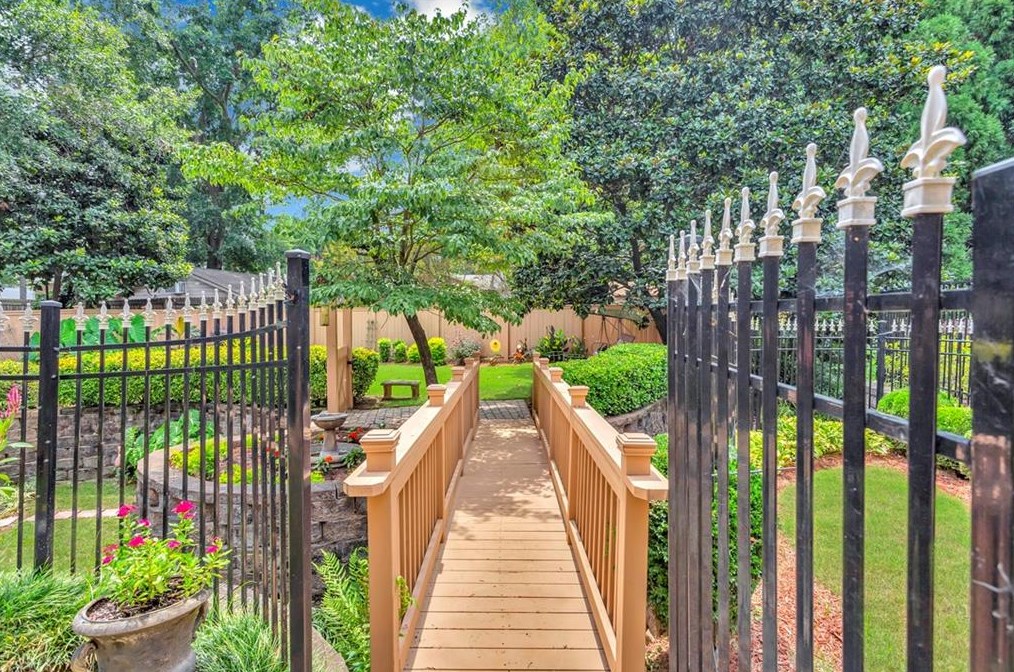 1539 Reserve Cir, Decatur GA  30033-1538 exterior