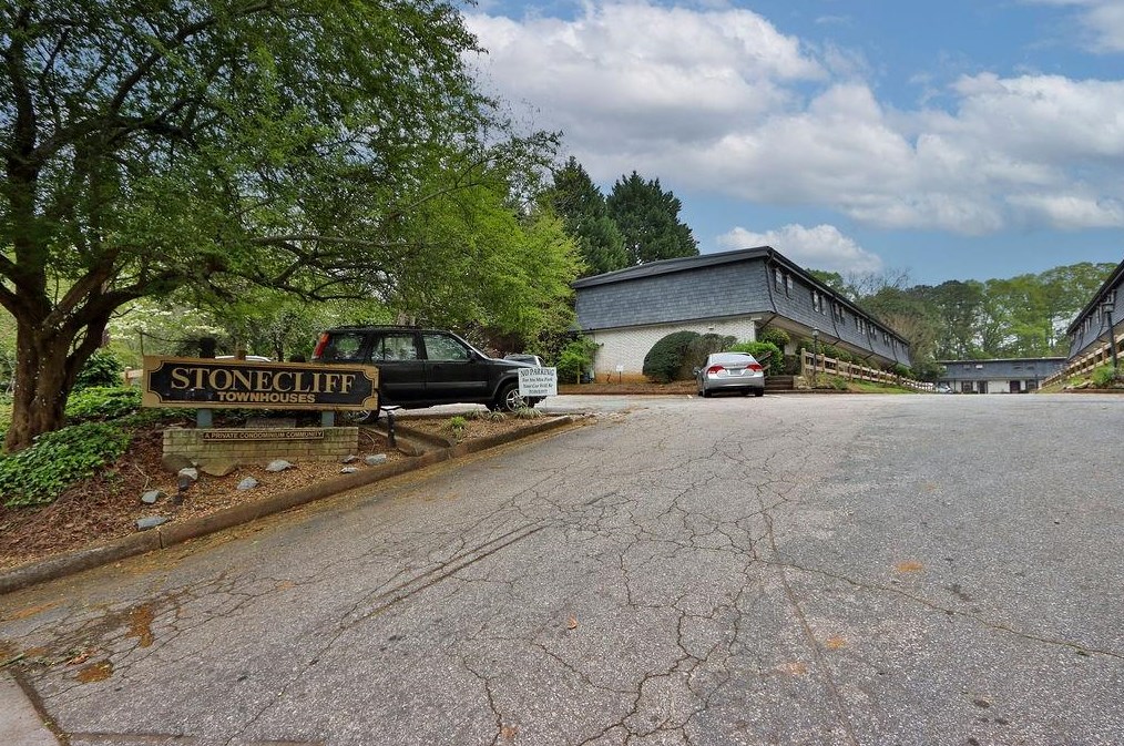 103 Stonecliff Ct, Stone Mountain, GA 30083