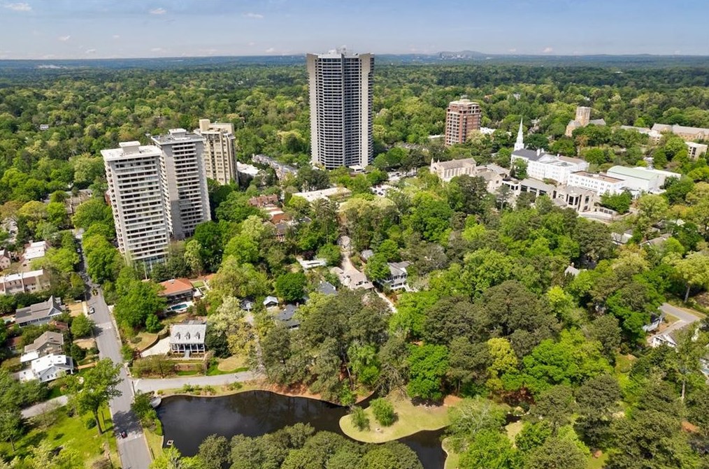 2660 Peachtree Rd, Atlanta GA  30305-3605 exterior