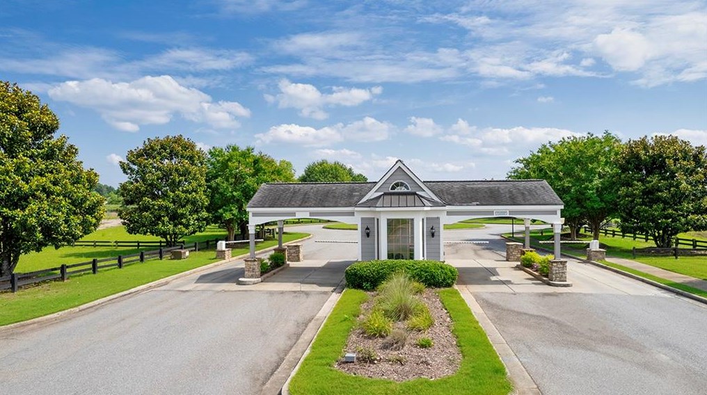 1040 Hawthorne Cir, Madison, GA 30650