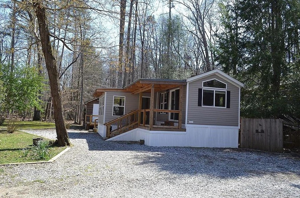 641 Riverside Dr, Cleveland, GA 30528