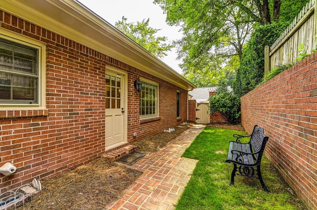 1875 Bedfordshire Ct, Decatur GA  30033-1400 exterior