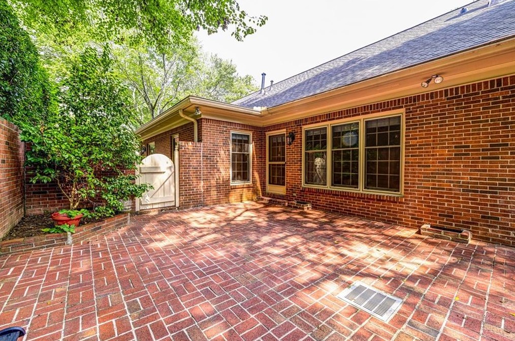 1875 Bedfordshire Ct, Decatur GA  30033-1400 exterior