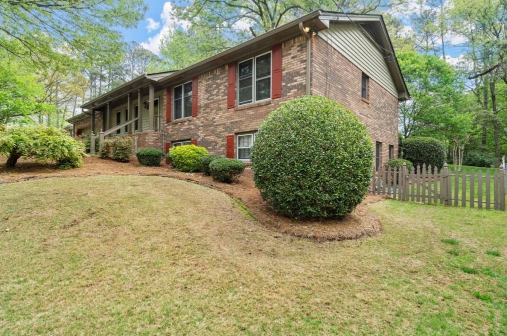 3926 White Oak Ln Sw, Lilburn, GA 30047