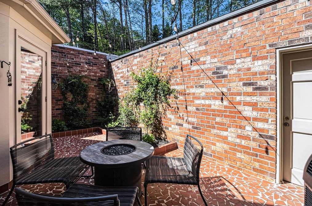 2380 Leafgate Rd, Decatur GA  30033-2021 exterior