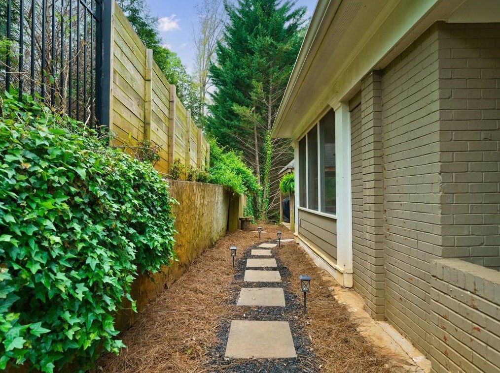 1626 Frazier Rd, Decatur GA  30033-1807 exterior