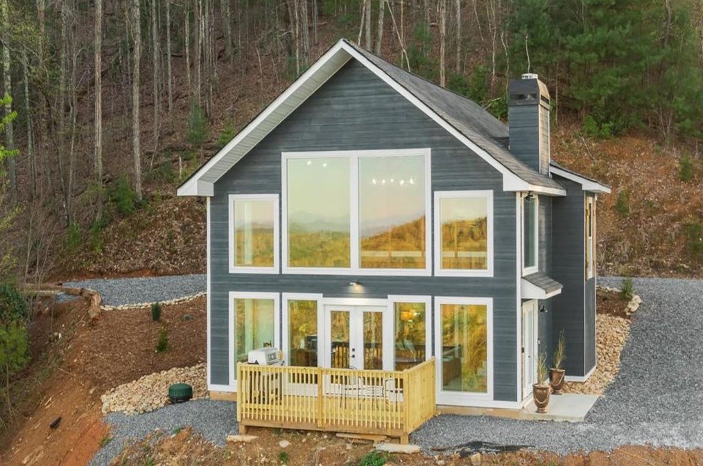 890 Hickory Dr, Mineral Bluff, GA 30559