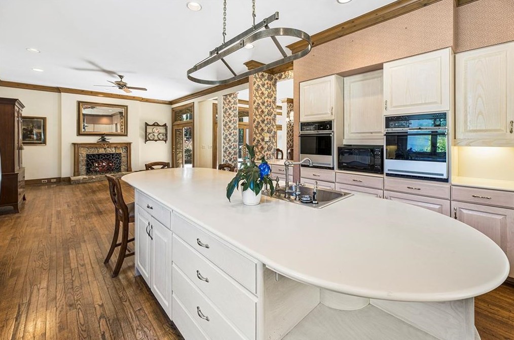 100 Wilderbluff Ct, Atlanta GA  30328-1147 exterior