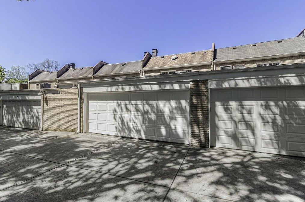 17 Sycamore Sq, Decatur GA  30030-1952 exterior